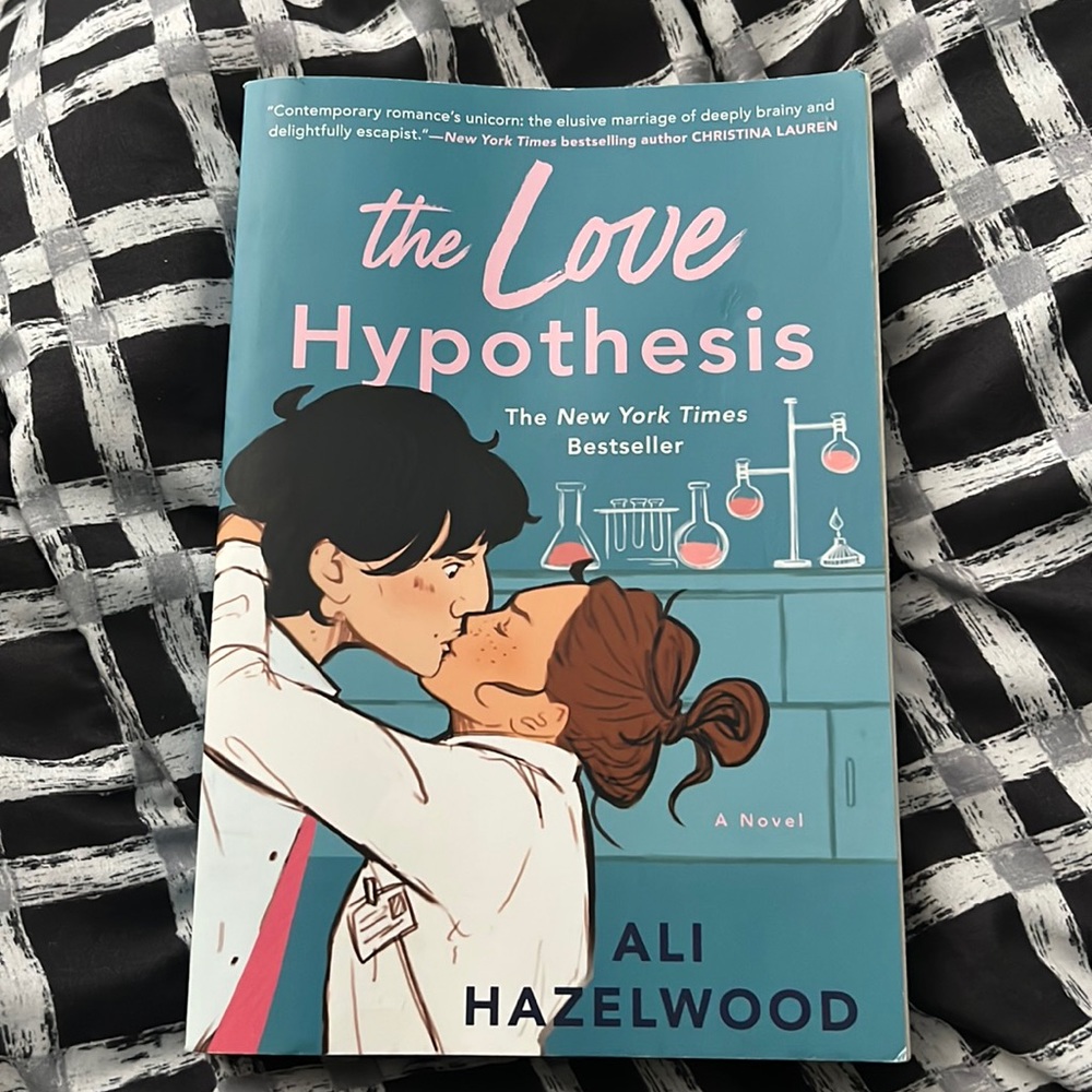 The Love Hypothesis by Ali Hazelwood (paperback)